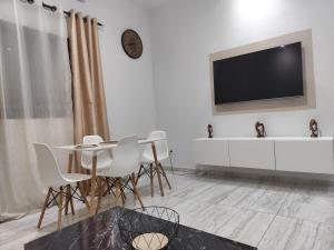 Televisyen dan/atau pusat hiburan di Résidence JAM TAN Appartements modernes avec piscine à Saly proche plage