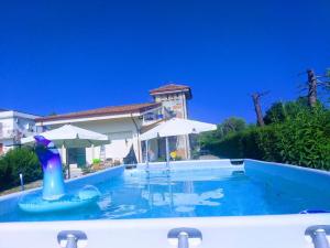 Hồ bơi trong/gần Villa Eden