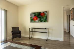 Μια τηλεόραση ή/και κέντρο ψυχαγωγίας στο 1BR with Kitchen Eastern Shores near Sunny Isles