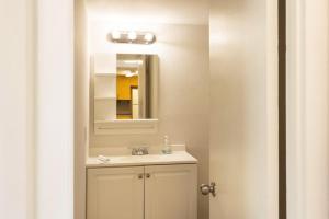 Ένα μπάνιο στο 1BR with Kitchen Eastern Shores near Sunny Isles +4 φωτογραφίες