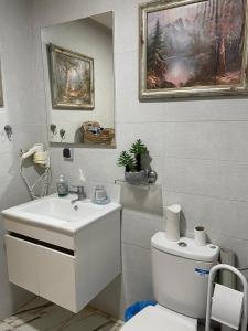 Phòng tắm tại Azra Homes Famille uniquement +6 ảnh