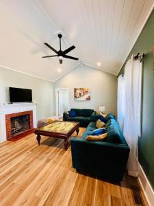 Μια τηλεόραση ή/και κέντρο ψυχαγωγίας στο 4 Bedroom, Pet Friendly, Downtown Home +20 φωτογραφίες