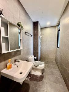 une salle de bains avec un lavabo blanc et des toilettes dans l'établissement Couple Suite at Neu Suites near Gleneagles, à Kuala Lumpur