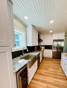Η κουζίνα ή μικρή κουζίνα στο 4 Bedroom, Pet Friendly, Downtown Home