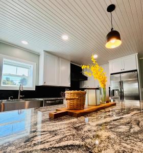 Η κουζίνα ή μικρή κουζίνα στο 4 Bedroom, Pet Friendly, Downtown Home