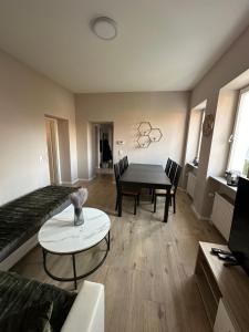 ein Wohnzimmer mit Tisch und ein Esszimmer in der Unterkunft Handwerker-Lodge Ottweiler in Ottweiler