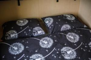 Postel nebo postele na pokoji v ubytování blokki v lese I a II