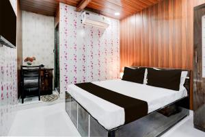 Postel nebo postele na pokoji v ubytování Hotel Amma bhau residency Lokhandwala Complex Andheri west Mumbai
