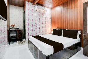 Postel nebo postele na pokoji v ubytování Hotel Amma bhau residency Lokhandwala Complex Andheri west Mumbai