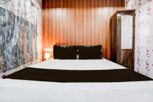 Postel nebo postele na pokoji v ubytování Hotel Amma bhau residency Lokhandwala Complex Andheri west Mumbai