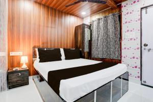 Postel nebo postele na pokoji v ubytování Hotel Amma bhau residency Lokhandwala Complex Andheri west Mumbai + 23 fotografií