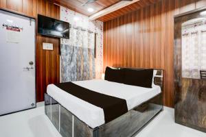 Postel nebo postele na pokoji v ubytování Hotel Amma bhau residency Lokhandwala Complex Andheri west Mumbai