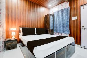 Postel nebo postele na pokoji v ubytování Hotel Amma bhau residency Lokhandwala Complex Andheri west Mumbai
