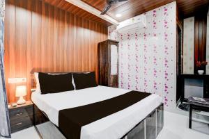 Postel nebo postele na pokoji v ubytování Hotel Amma bhau residency Lokhandwala Complex Andheri west Mumbai