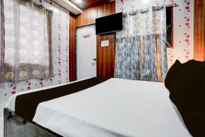 Postel nebo postele na pokoji v ubytování Hotel Amma bhau residency Lokhandwala Complex Andheri west Mumbai