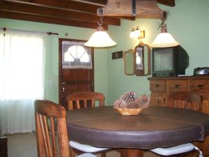 ein Esszimmer mit Tisch und Stühlen und ein Esszimmer in der Unterkunft La casita de Loly in Carilo