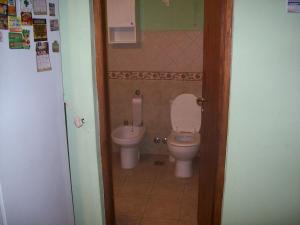 ein Bad mit einem WC und einem Bidet in der Unterkunft La casita de Loly in Carilo + 5 Fotos
