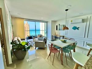 un salon avec une table et des chaises dans l'établissement New Apartments with great Sunsets near historic center and beach, à Carthagène des Indes