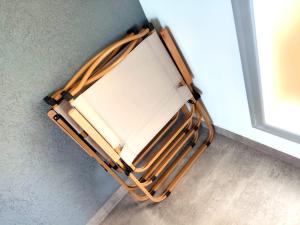 einem braunen und weißen Stuhl neben einem Fenster in der Unterkunft PH SomoS in San José