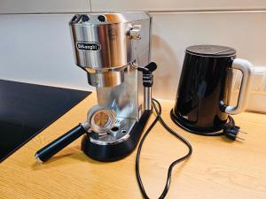 Príslušenstvo na prípravu kávy alebo čaju v ubytovaní NĀVA PLACE Your Second Home in the Alps