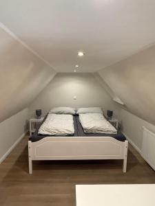 Postel nebo postele na pokoji v ubytování Ferienwohnung „De Peerstall“ mit Fahrrädern, Husum
