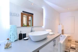 un bagno bianco con un grande lavandino bianco su un bancone di Gite See You Soon - Studio Fun a Colmar Altre 26 foto