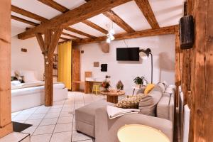 un soggiorno con un divano e un tavolo di Gite See You Soon - Studio Fun a Colmar