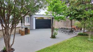 un patio con una panchina e un garage di Sossegoterapia a Casa Branca