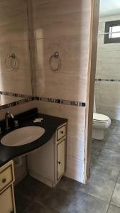 een badkamer met wastafel en toilet bij Casa en Villa Carlos Paz in Villa Carlos Paz