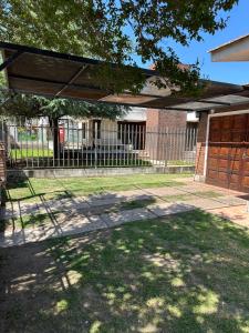 een hek voor een huis met een hek bij Casa en Villa Carlos Paz in Villa Carlos Paz