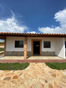 Cabañas El Sol في بيديكويستا: منزل فيه باب وسط