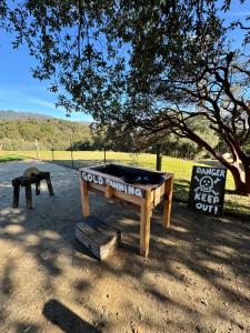 Gallery image of Stunning views with pool, spa, firepit, game court and BBQ in Ahwahnee