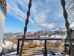 O vedere generală la munți sau o vedere la munte luată de la acest chalet