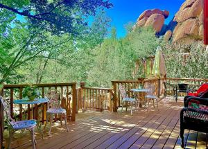 una terraza con mesas y sillas en un patio en Heaven on Earth Retreat in the Gorgeous Granite Dells Near Prescott, AZ, en Prescott