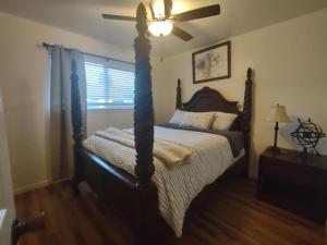 Ένα ή περισσότερα κρεβάτια σε δωμάτιο στο House, close to Downtown, St Helena, Kenwood