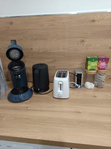 una mensola con un tostapane e altri articoli di Superbe Appartement ! a Saint-Étienne Altre 8 foto