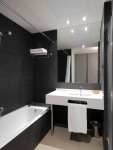 A bathroom at Hotel Cienbalcones