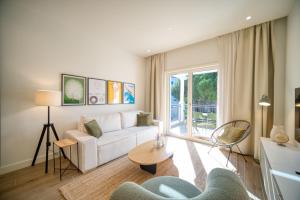 Posezení v ubytování Lustica Bay Centrale by 2BHome + 37 fotografií