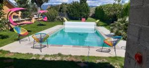 Bazén v ubytování GITE LA CLE DES CHAMPS nebo v jeho okolí
