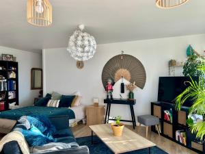 Televízia a/alebo spoločenská miestnosť v ubytovaní Appartement 24H du Mans