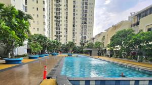 Bazén v ubytování Amazing view Apartment at Kemayoran JIEXPO -Min Stay 3 nights- nebo v jeho okolí