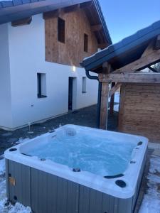 Fotografie z fotogalerie ubytování Villa luxueuse avec sauna et jacuzzi v destinaci Bellevaux