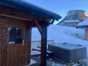 Villa luxueuse avec sauna et jacuzzi v zimě