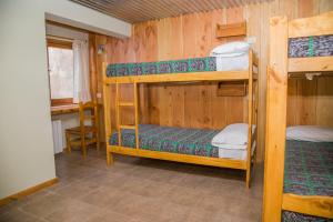 Postel nebo postele na pokoji v ubytování Sherpa Hostel
