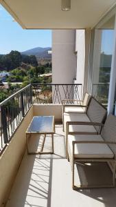 un balcone con sedie e un tavolo su un edificio di Precioso departamento con vista a la playa a Papudo