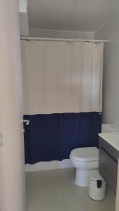 bagno con servizi igienici e parete blu di Precioso departamento con vista a la playa a Papudo