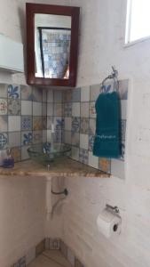 un bagno con lavandino e specchio di Sossegoterapia a Casa Branca