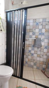 e bagno con servizi igienici e porta doccia. di Sossegoterapia a Casa Branca