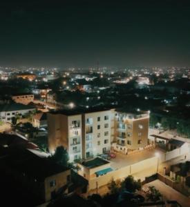 una vista de una ciudad de noche en Kenji with Balcony & Gym 410, en Oyarifa