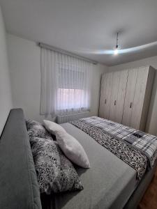 Ένα ή περισσότερα κρεβάτια σε δωμάτιο στο Apartman Kosta